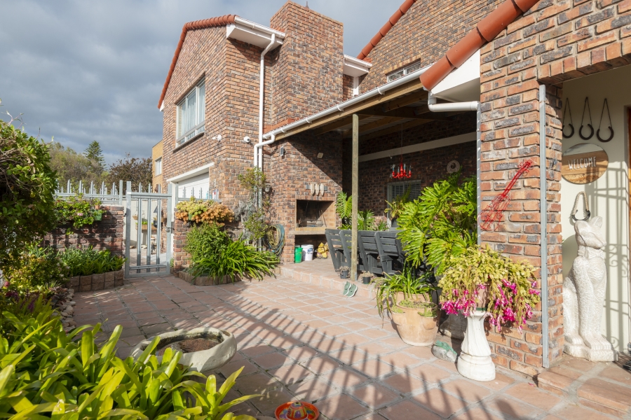 5 Bedroom Property for Sale in Middedorp Western Cape